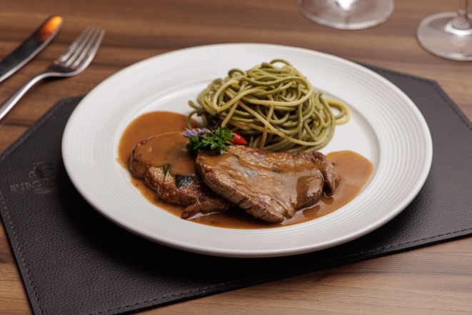 Escalopes de mignon ao molho de vinho branco com paglia e fieno, do Euro Bistrô Restaurante.