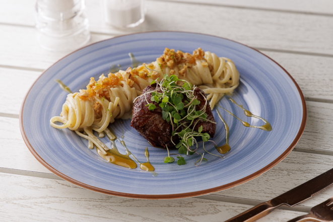 Mignon com nozes e mel, do Ícaro Casual Greek Food.