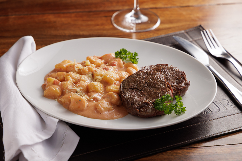 Escalope de mignon com gnocchi ao molho rosado, do Vindouro.