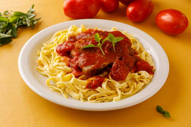 Posta preparada no forno à lenha com fettuccine com polpa de tomate e manjericão, do A Pamphylia Ristorante.