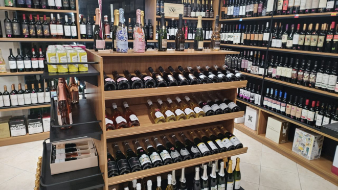 A Bello Wines tem um espaço exclusivamente dedicado à oferta de vinhos brasileiros (ao fundo).