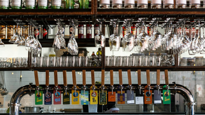 As 15 torneiras de chope do Bar da Fábrica da Bastards Brewery vão abastecer os presentes ao evento deste sábado.