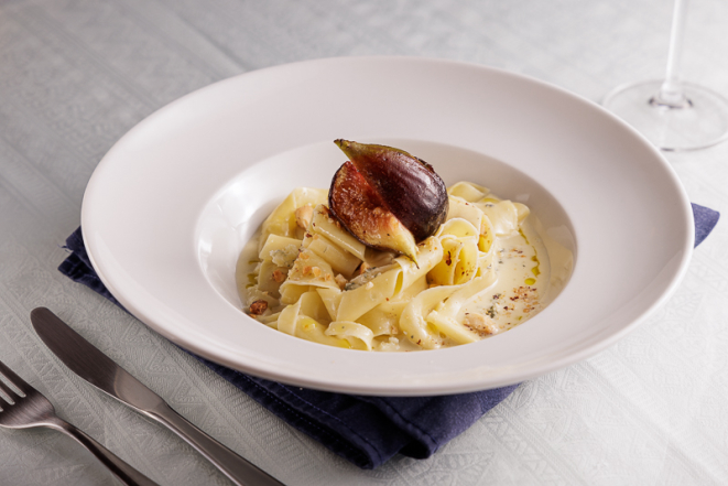 Pappardelle com molho de gorgonzola: massa é finalizada com figo fresco, castanha torrada e mel, do Pescara.