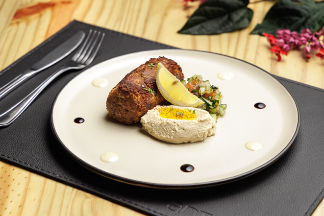 Kafta de siri, homus, saladinha grega e molho de iogurte, do Antonina