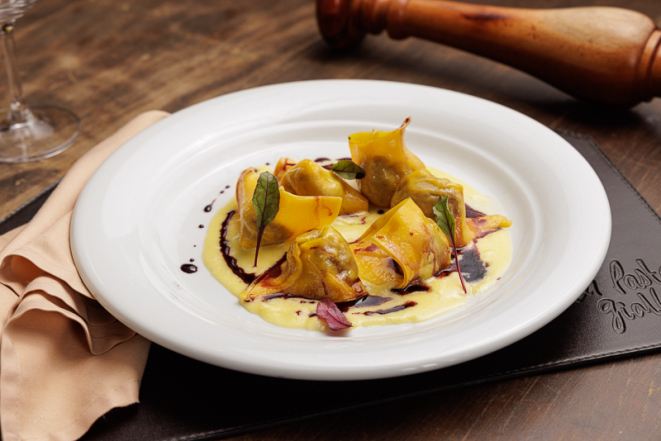 Tortelli de costela com fonduta de grana padano e redução de vinho tinto, do La Pasta Gialla.