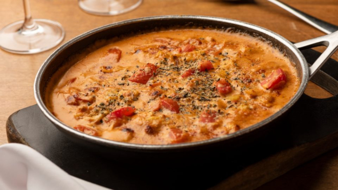 Ravioli de carne ao molho à siciliana, do Barolo Trattoria