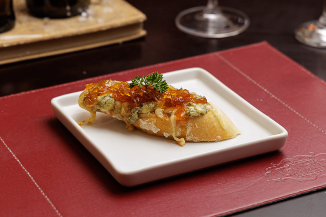 Brusqueta de queijo gorgonzola, do La Máfia Trattoria