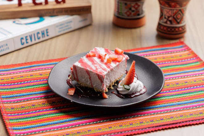 Cheesecake morado, do QCeviche!