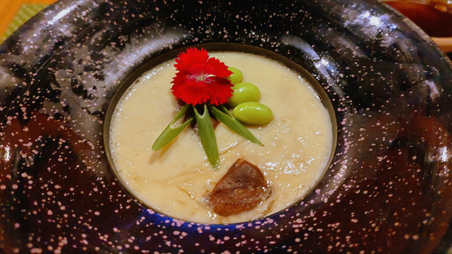 Chawanmushi de camarão e shiitake, da parte dos pratos quentes.