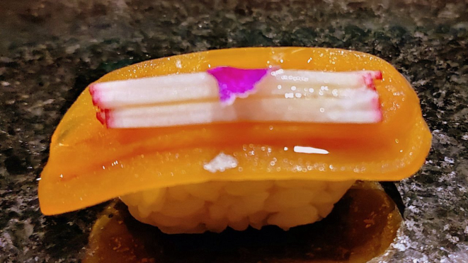 Criatividade solta: Niguiri de bottarga, saquê e rabanete.