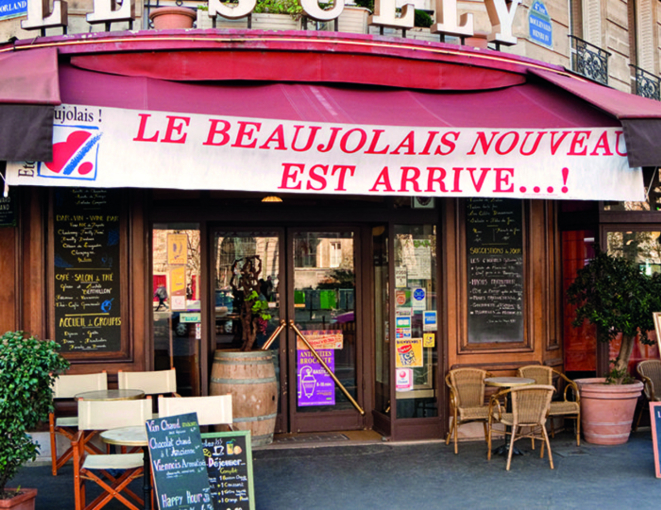 Bistrô francês anuncia com alarde a chegada do Beaujolais Nouveau.