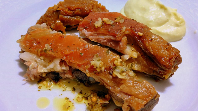 A costela de cordeiro já porcionada no prato, acompanhada de dois purês. Mas o acompanhamento pode ficar a gosto de cada um.