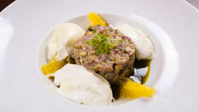 Atum com burrata, interessante combinação de sabores.