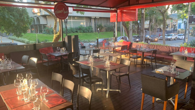 O agradável deck do Vino! Batel, para sorver algumas taças de vinho e provar boa comida.