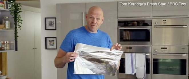 Tom Kerridge explica como usar o papel alumínio na culinária.