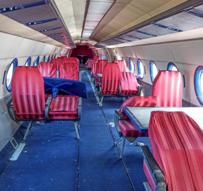 A cozinha e a sala do restaurante funcionavam no interior de duas aeronaves