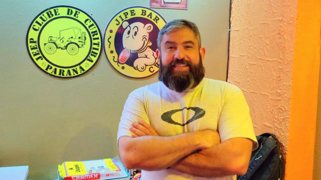 Maurício Fontana em sua casa nova, o Jipe Bar, local de tantas coincidências com a história de sua família.