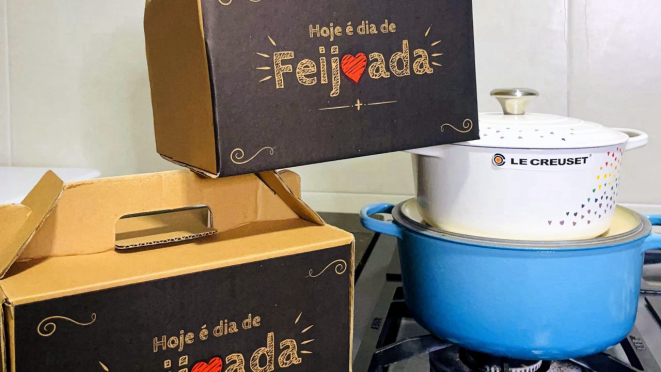 As embalagens e as panelas Le Creuset, que Cristina exibe nos eventos que faz.