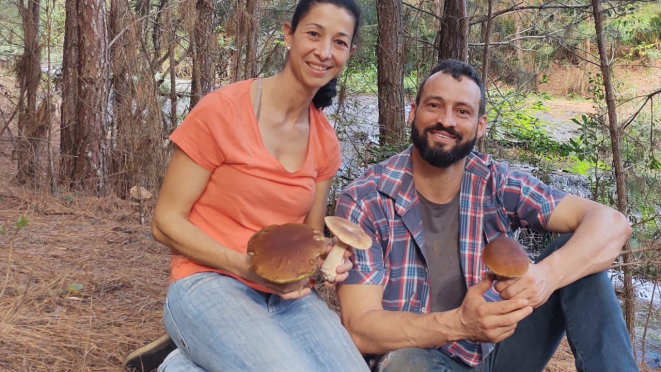 Audrey e Maurício Janzen com os cogumelos. São cinco anos de pesquisa e dedicação.