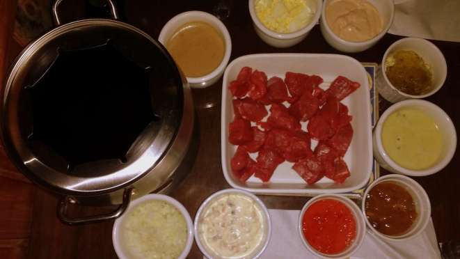 A Fondue Bourguignone do Pachá, como é servida no salão do restaurante.