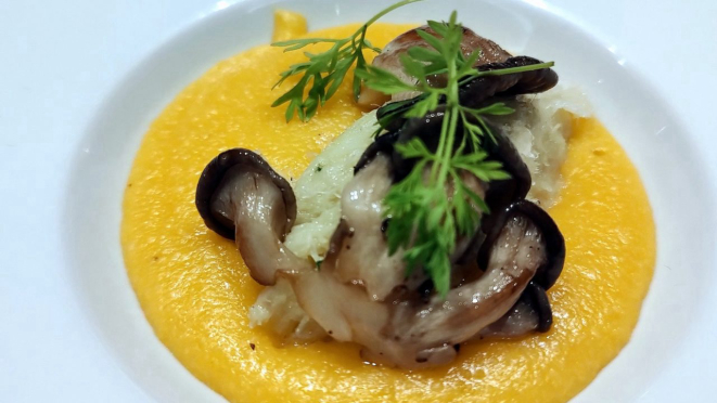 Mantecato de bacalhau com polenta cremosa e shimeji - entrada no almoço harmonizado do La Varenne, que arrancou elogio dos portugueses.