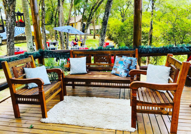 Há mesas no espaço interno, no deck e também na área externa e cada um escolhe onde é melhor ficar.