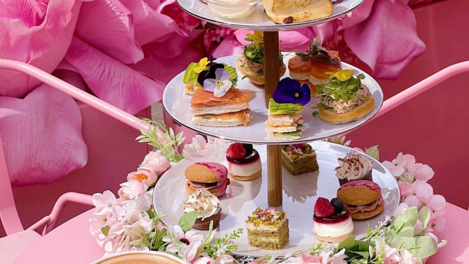 O menu é variado: de chocolates decorados com marshmallows aos clássicos chás londrinos