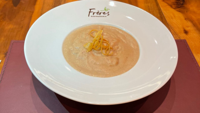 Sopa creme de pinhão do Frères Gastronomia: creme de leite e molho bechamel dão toque aveludado ao prato.