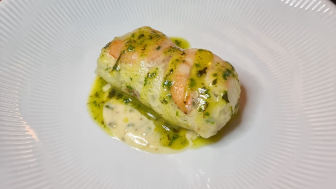 Releitura de rolinho vietnamita, com camarões em emulsão de vinho branco, bifum ao pesto, bacon, tomate sweet grape e maionese de bisque - sugestão de entrada no Mangôo.