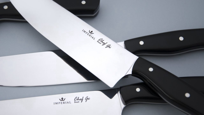 Faca chef Imperial, com cabo de acrílico.