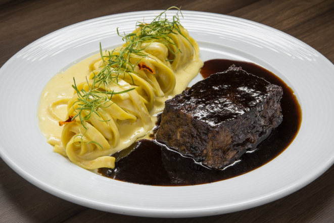 O Euro Bistrô apresenta o prato “Costela & Alfredo”, com costela bovina cozida no sous vide, desossada e prensada, acompanhada por demi-glace e tagliatelle artesanal ao molho Alfredo.