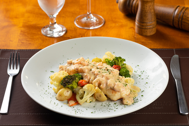 Filé de linguado ao molho de camarões e limão-siciliano, acompanhado de legumes grelhados, couve-flor, brócolis, cenoura, tomate-cereja e batata mini, do Armazém 71 Cucina - Vino.
