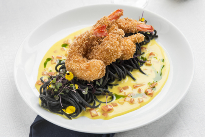 Camarões rosa crocantes, sobre espaguete nero, ao curry de leite de coco e especiarias, do Pescara Cucina Italiana.