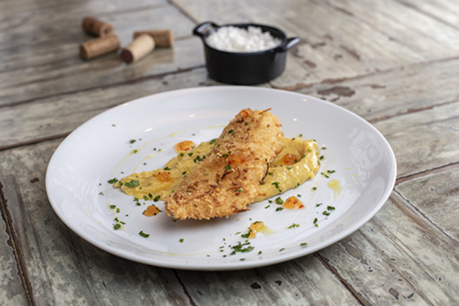 Filé de peixe empanado no coco, acompanhado de purê de banana-da-terra, geleia picante e arroz branco, da Praça do Victor.