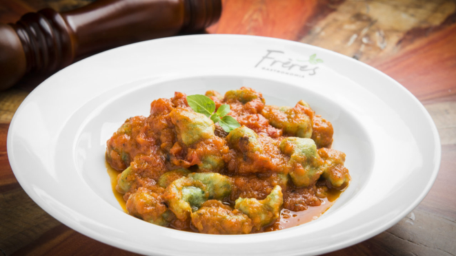 Nhoque de batata doce e espinafre com molho de passata de tomates, do Frères Gastronomia.
