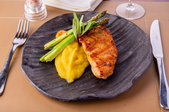 Filé de frango na páprica defumada com aspargos e musseline de batata baroa, do Origens (Radisson).