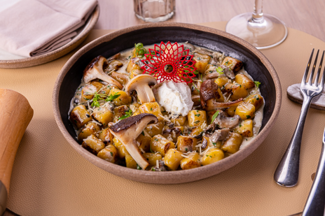 Gnocchi de mandioquinha ao molho de cogumelos frescos, queijo serra da canastra e coalhada, do Restaurante Koré.