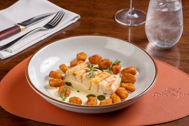 Pirarucu amazônico, com gnocchi de mandioquinha e molho ao limone, do Pobre Juan.