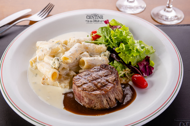 Filé mignon grelhado e servido com rigatoni ao molho de queijo gorgonzola, da Cantina do Délio.