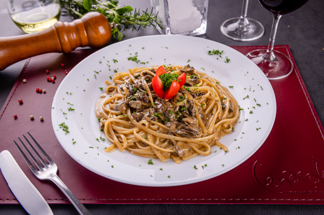 Fettuccine al dente com molho cremoso de funghi, do Cenacolo Restaurante & Eventos.