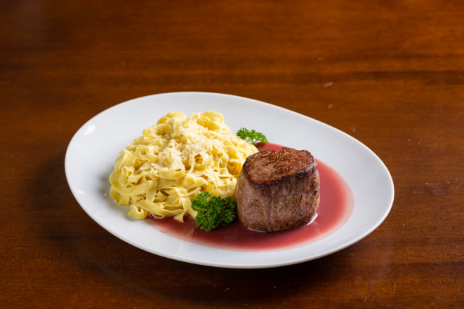 Mignon ao molho de vinho com tagliatelle, do Vindouro.