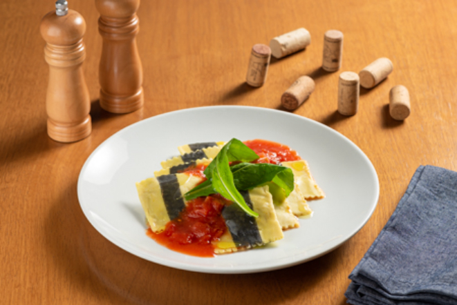 Ravioli de cogumelos com molho pomodoro e rúcula, do Trovatta.