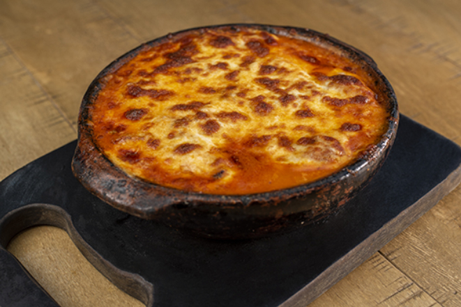 Conchiglia 4 formaggi ao molho napolitano, com carne moída, mussarela e tomate, do Barolo Trattoria.