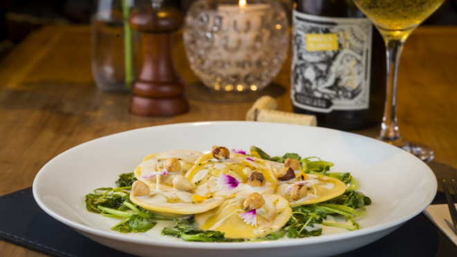 Ravioli recheado de abóbora, creme de queijo de cabra, agrião tostado, finalizado com mel de tomilho e avelã, do C'La Vie.