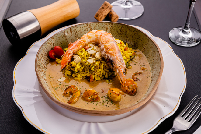 Camarões ao molho de alho poró com especiarias e arroz pilaf aromático com amêndoas, do Curry Pasta.