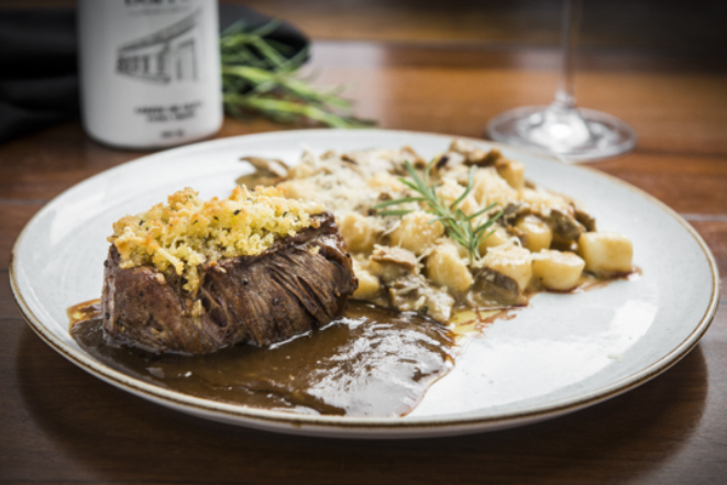 Mignon na crosta de ervas e gnocchi ao funghi porcini, do Doppo Cucina.