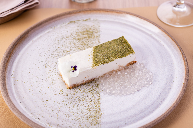 Cheesecake de erva-mate com pérolas de cachaça, do Koré Qoya.