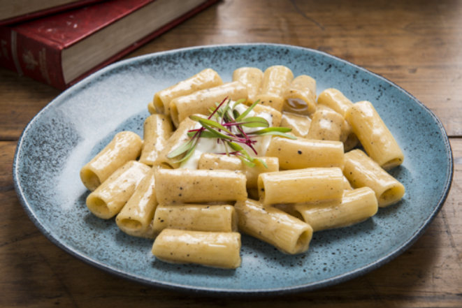 Rigatoni cacio e pepe com burrata, do La Mafia Trattoria.