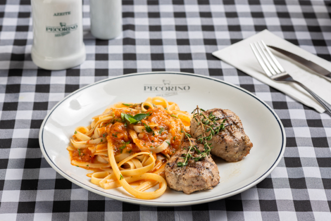 Medalhão de filé mignon suíno com fettuccine al pomodoro rústico e perfume de limão, do Pecorino Bar & Trattoria.