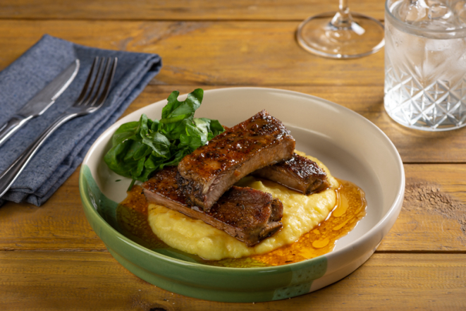 Costelinha suína com purê de mandioquinha e salada de agrião